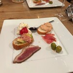 ビストロ パンダ - ◇前菜盛り合わせ
／アンチョビオリーブ・白レバーのパテ・
秋田県産生ハム・いちご(あまおう)とブラータチーズ・
京鴨のスモーク・マグロとアボカドのブルスケッタ