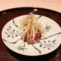 肉屋 田中 - 神戸牛50ヶ月メス昆布締めした後のタタキ、生姜醤油につけて