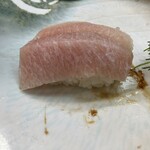 すし鶴 - 一瞬大トロ⁈って思った。
      おそらくブリのハラカミかな？