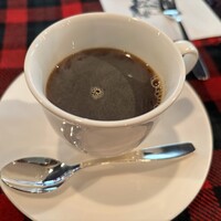 くいしんぼー山中 - ■ランチコース￥8,000：近江牛のロースステーキは、その柔らかさとジューシーさが際立っていた。一口食べると、肉の繊維がほぐれ、とろけるような食感を楽しめた。脂の甘みと旨味が口いっぱいに広がり、噛むたびに豊かな風味が感じられた。焼き加減も絶妙で、肉の持つ本来の美味しさが最大限に引き出されていた。シンプルな塩や胡椒だけの方が、素材の良さが際立ち、十ニ分に美味しくいただいた。