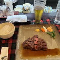 くいしんぼー山中 - ■ランチコース￥8,000：近江牛のロースステーキは、その柔らかさとジューシーさが際立っていた。一口食べると、肉の繊維がほぐれ、とろけるような食感を楽しめた。脂の甘みと旨味が口いっぱいに広がり、噛むたびに豊かな風味が感じられた。焼き加減も絶妙で、肉の持つ本来の美味しさが最大限に引き出されていた。シンプルな塩や胡椒だけの方が、素材の良さが際立ち、十ニ分に美味しくいただいた。