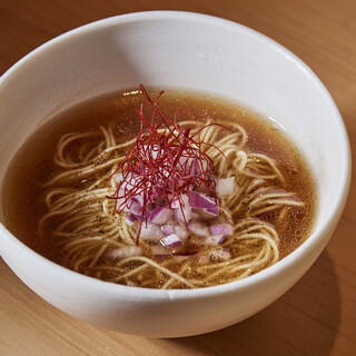 串と双璧をなす、地鶏と旬野菜の料理