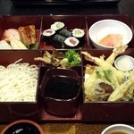 花菱 - 手前　伽藍　2800円
            奥　好々日弁当　2000円