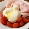 クオーレ・フォルテ - 料理写真:ブッラータチーズとトマトとモルタデッラ