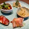 大喜楼 - ランチコースの前菜。向こうから干し豆腐、クラゲ酢の物、生ハムシャインマスカット、かもロースとおこげ、よだれ鶏の小鉢。