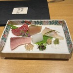 酒屋 彌三郎 - 刺身盛り合わせ（マグロ、さわらの昆布〆、真鯛の昆布〆、ブリ、アオリイカ）