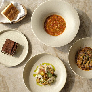 全国各地の多彩な食材が楽しめる時季ならではのコースを取り揃え