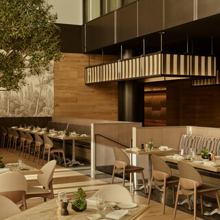 カジュアルとラグジュアリーが融合した空間で寛ぎのひとときを…