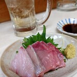 呑み処 蜂の巣 - ブリのお造り（600円）