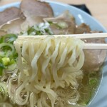 ニューラーメンセンターりゅうちゃん - 菅野製麺の平打ち麺