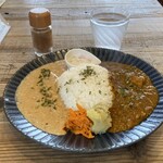 Curry & Bake - 2種あいがけカレー。左側が月替わりカレーで右側はスパイシーチキンカレー