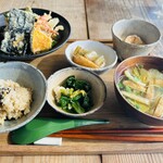 食事と図書 雨風食堂 - 