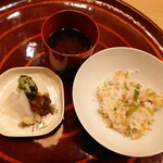 是しん - 御飯物(せりとちりめん)、香の物、止め椀(味噌汁)