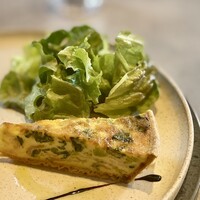 レストランいしだ - ベーコンと菜の花のキッシュ・サラダ