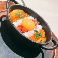 恵比寿 うしみつ - 〆は海鮮（イクラ、ズワイ蟹、馬糞ウニ）のユッケご飯。一人前のサイズです