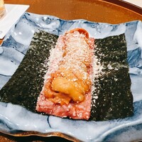 恵比寿 うしみつ - 名物のウニユッケドッグです。海苔が格段に進化。馬糞ウニも根室産だったかな？