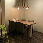 雨は、やさしく - 店内