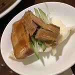 同心居 花小金井店 - 饅にホロホロ角煮と細切り胡瓜・葱を添えて。