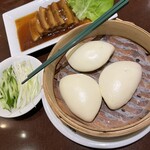 同心居 花小金井店 - セルフで包みこんで口に頬張ります。