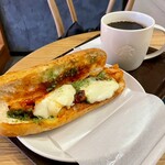 スターバックスコーヒー - 料理写真:トマトモッツァレラ&バジルチキン 石窯フィローネ、ドリップコーヒー