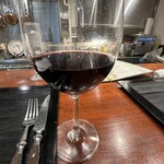 土桜 - グラスの赤ワイン　シャリアピンに良く合います