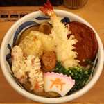 麺匠 釜善 - (温)今日のうどんプラス（年明けうどん + とり天）（特盛） + 今日の天ぷら（粗びきウインナー天） + 丸天（薩摩揚げ）