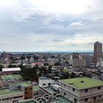 Niigata Daigaku Ishigaku Sougou Biuin Shokudou - 窓からの眺め（粟島が見えました；赤い⇒）