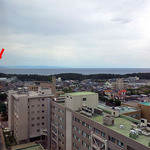 新潟大学医歯学総合病院食堂 - 窓からの眺め（佐渡島も見えました；赤い⇒）
