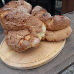 Oi Mari - 店頭にかざっていたマテーラパン