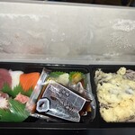 札幌海鮮丸  - 料理写真:握り6貫と天ぷらそば