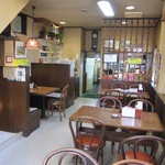 グリル こみや - 奥に長～く延びる店内。