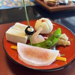 豆の花とうふ料理 - お煮〆(奥にある和菓子のようなのは、百合根)