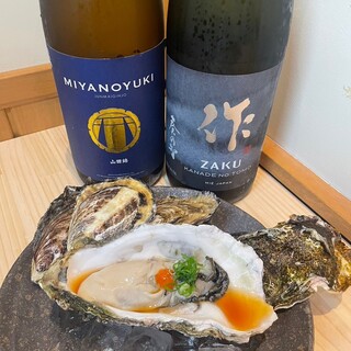 【作】をはじめとした日本酒は全国から厳選し、月替わりでご提供