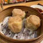 魏飯吉堂 京都タワーサンド店 - 焼売セット(ハイボール)1080円の焼売
