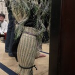 秋田長屋酒場 - 頑張っているナマハゲ様の足