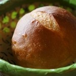 フレンチ 奥村邸 - 熱々でふかふか。香りも良く美味しいパンです♪