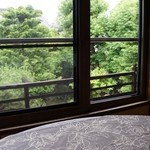 フレンチ 奥村邸 - 席からはなり多の庭園が一望できます。