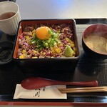 肉屋 黒川 松江店 - 炙り肉タク重+卵黄 ¥2,000