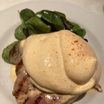 IEN Bake house - エッグベネディクト。下にちゃんと卵が隠れてます。隠し味で酸味のあるトマトソースがベーグルに塗られてました。