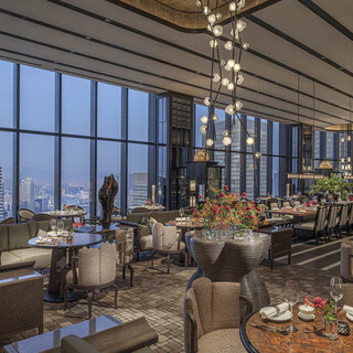 大阪の街を一望できる、開放的な窓際席