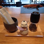 月よみ鶏そば - 卓上の調味料など