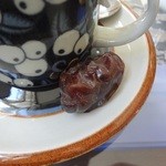 コーヒーに付いたデーツ