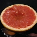 夕凪橋 多古安 - 冷し物：グレープフルーツにブランデーをかけ1日寝かせてアルコールを飛ばしたもの。