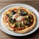 ダイニング ブルーム(軽井沢浅間プリンスホテル) - 信州茸とボロネーゼのピザ 半熟卵添え