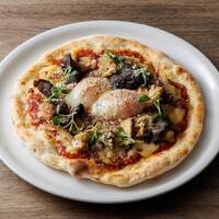 ダイニング ブルーム(軽井沢浅間プリンスホテル) - 信州茸とボロネーゼのピザ 半熟卵添え