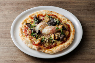 ダイニング ブルーム(軽井沢浅間プリンスホテル) - 信州茸とボロネーゼのピザ 半熟卵添え