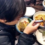 櫻井中華そば店 - お子様中華そばをガツガツ食べる我が子