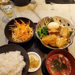 大衆食堂 るんごホール - ご飯は普通盛り