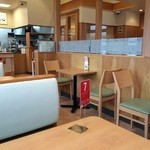 モスバーガー - 注文するカウンターが一番奥にある…