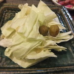 阿うん 博多串焼きの店 - お通し（キャベツと梅の醤油漬け）